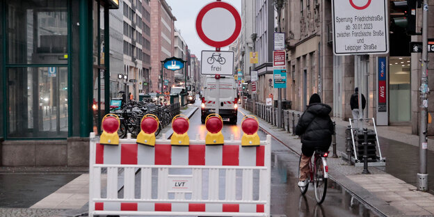 Ein Sperrschild verbietet die Einfahrt in die Friedrichstraße
