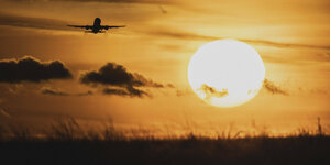 Flugzeugsilhouette vor Abendsonne