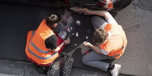 Aktivisten kleben sich bei einer Blockade der Letzten Generation auf der Autobahn 100 an ein Auto