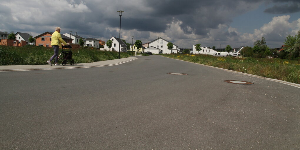 Eine Straße in einem Neubaugebiet