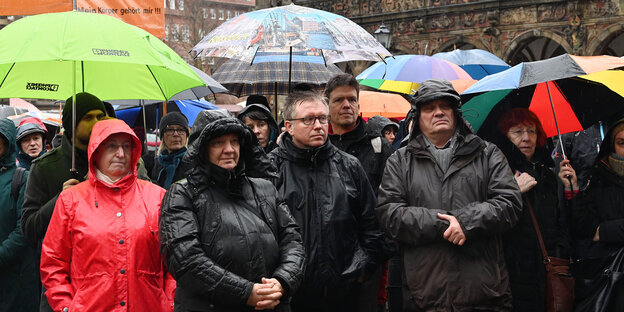 Menschen demonstrtieren vor der Bremischen Bürgerschaft für die Abschaffung des Paragrafen 291a