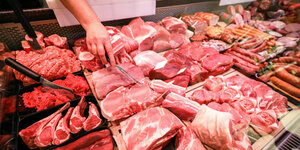 Schweinefleisch und Rindfleisch liegen in einer Fleischtheke in einem Supermarkt