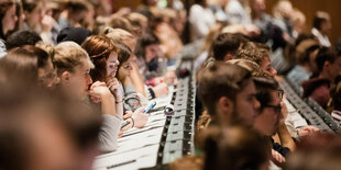 Studierende in einem Hörsaal