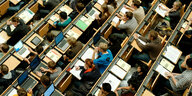 Studenten sitzen in einem großen Hörsaal