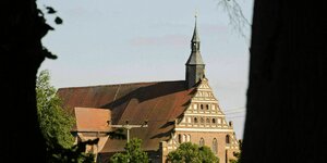 Eine riesige Kirche aus der Ferne fotografiert Ablasshandel in frühen Epochen ermöglichte einst den Bau der wuchtigen Kirche in Bad Wilsnack