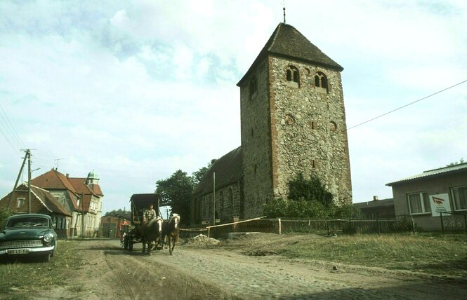 Die Dorfkirche in Quitzow zu DDR-Zeiten, eine Aufnahme von 1982