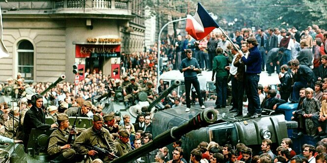 Russische Soldaten auf einem Panzer inmitten von Demonstranten in Prag 1968