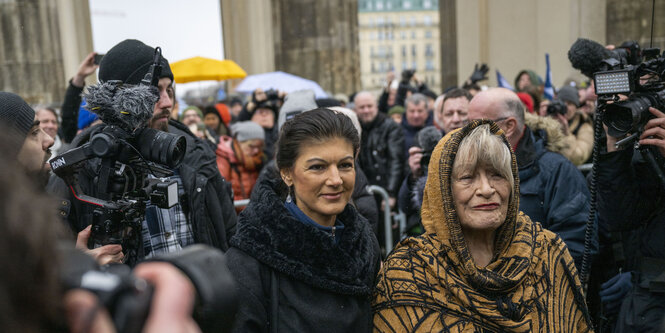 Sahra Wagenknecht und Alice Schwarzer vor dem Brandenburger Tor