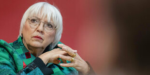 Claudia Roth mit grüner Kleidung und weißem Haar