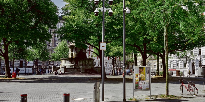 Mast mit Überwachungskameras auf einem Platz