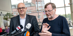 Andreas Bovenschulte (l), Bürgermeister von Bremen, und Reinhold Wetjen, Landesvorsitzender der SPD Bremen, vor Mikrofonen