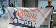 Protestrierende mit einem Plakat, Aufschrift: Keine Finanzinvestoren in der DFL!
