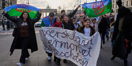 Jugendliche Demonstranten halfen ein Transparent mit der Aufschrift verklavt, ermordet, abgeschoben
