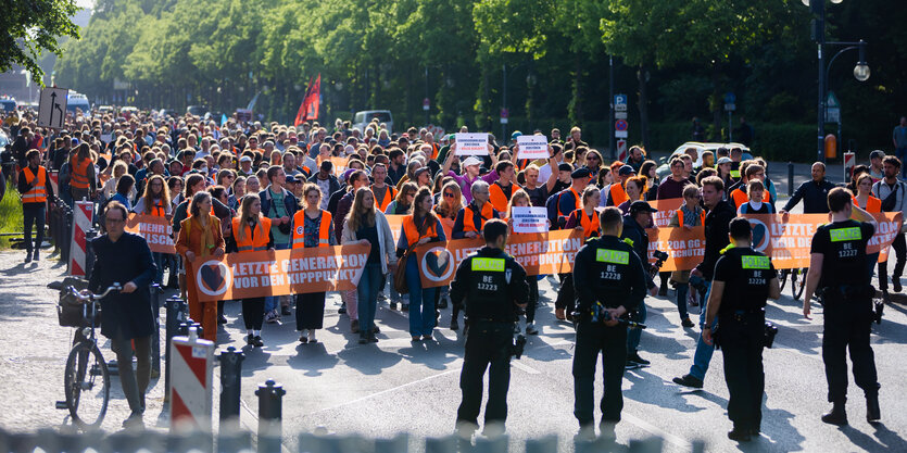 Der Zug einer Demonstration der Letzten Generation zieht von der Siegessäule auf der Straße des 17. Juni Richtung Brandenburger Tor.