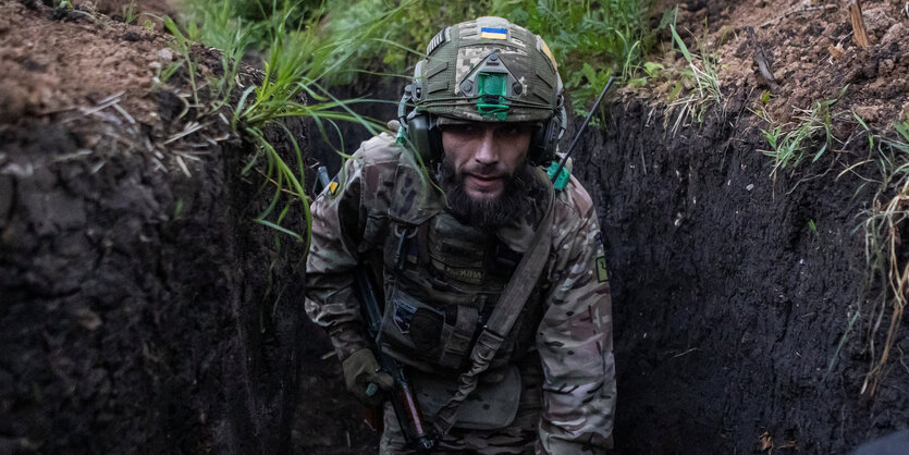 Ein Soldat steht in einem Schützengraben