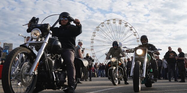 Teilnehmer fahren auf ihren Harley-Davidson-Motorrädern über das Veranstaltungsgelände der Harley Days auf dem Großmarkt Hamburg.