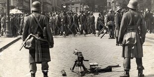 Maschinengewehrstellung und Absperrungen an der Zweierlinie beim Wiener Volkstheater am 1. Mai 1933