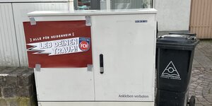 Ein Stromkasten mit FC-Heidenheim-Werbung