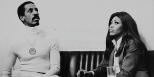 Ike und Tina Turner sitzen an einem Tisch mit weitem Abstand zwischen ihnen