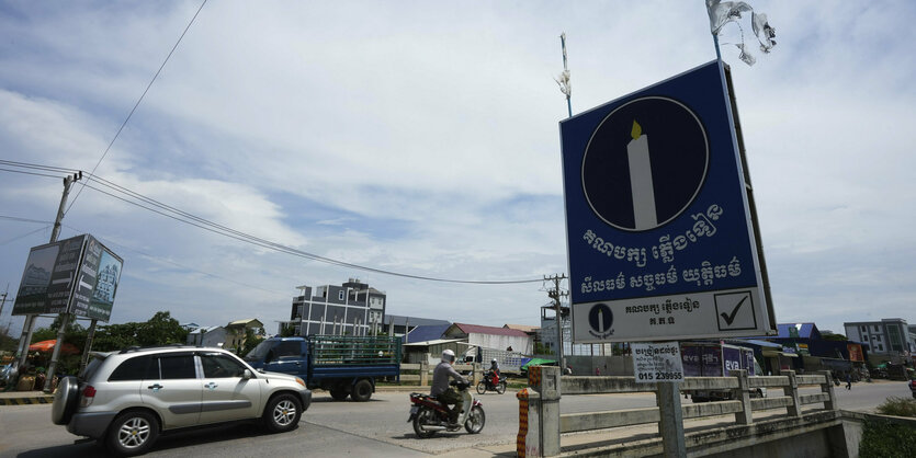 Ein Schild der Kerzenlicht-Partei an einer Brücke bei Phnom Penh: Eine Licht in der Dunkelheit.