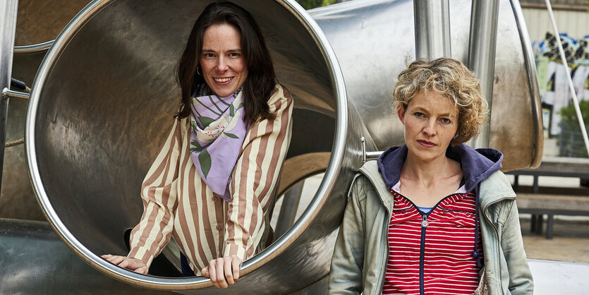 Teresa Monfared (dunkelhaarig) und Verena Usemann vom Verein "Bühnenmütter e.V." auf einem Spielplatz im Mauerpark