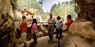 Menschen in einer Dinosaurierausstellung