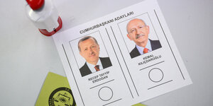 Wahlzettel für die türkische Präsidentschaftswahl liegen in einem Wahllokal in der Messe Hannover.