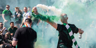 Werder Fans bei einem Fanmarsch mit Pyrotechnik