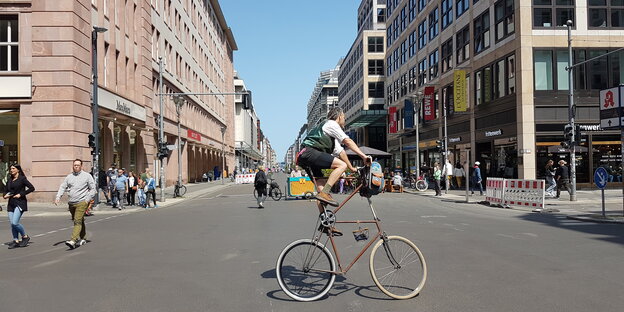Ein Hochrad auf der Friedrichstraße