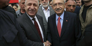 Kemal Kilicdaroglu und Umit Özdag posieren für ein Foto