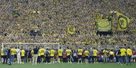 Die Mannschaft von Borussia Dortmund baut sich vor der Südtribünbe auf und lässt sich feiern