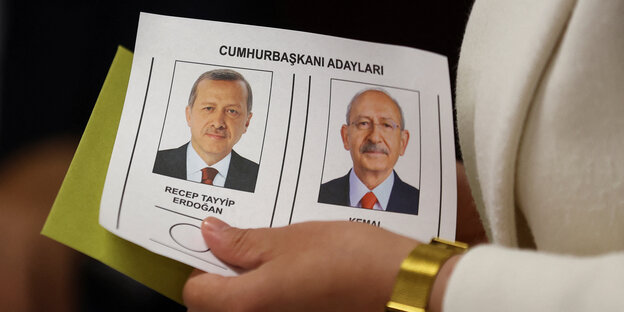 Wahlzettel mit den Portraits der beiden Kandidaten