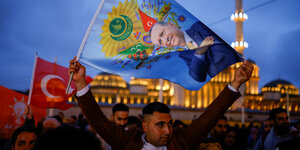 Erdigan-Anhänger mit Erdogan-Fahne