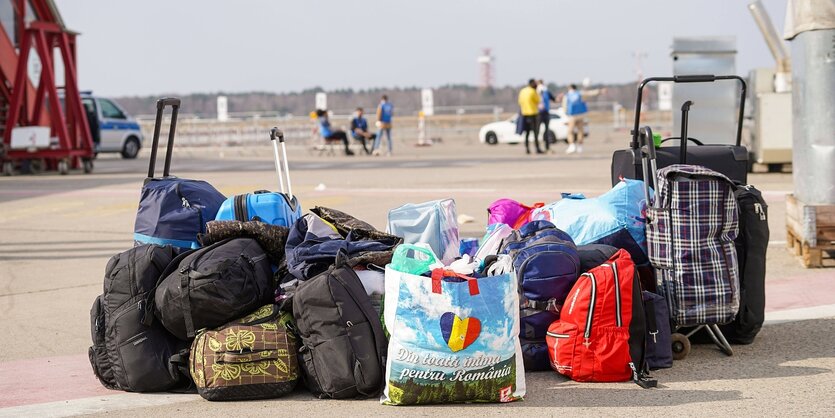 Gepäck steht auf dem Rollfeld des ehemaligen Flughafens Tegel