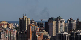 Skyline von Kiew mit Rauchschwaden