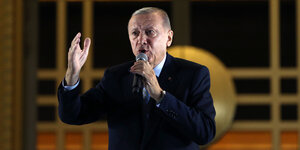 Erdoğan spricht vor dem Präsidentenpalast in Ankara in ein Mikrofon