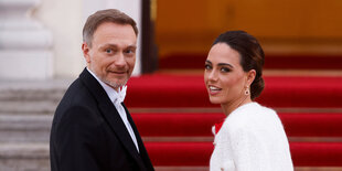 Christian Lindner mit Ehefrau Franca Lehfeldt in schicker Kleidung