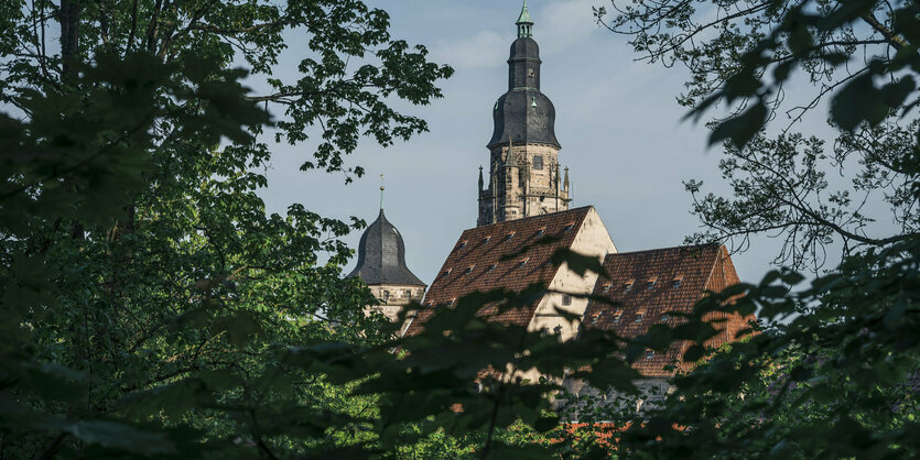 Blick auf eine alte Kirche in der bayerischen Stadt Coburg.