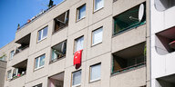 Aus einem Fenster eines Hauses in der Nähe vom Kottbusser Tor hängt eine türkischen Flagge.