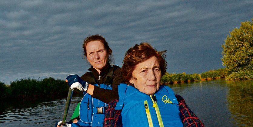 Astrid Menzel sitzt mit ihrer Großmutter in einem Boot und paddelt einen Fluss entlang.