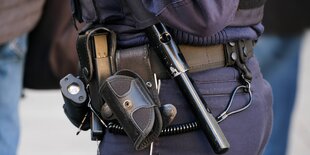 Holster einer Polizistin mit Schlagstock und Taser