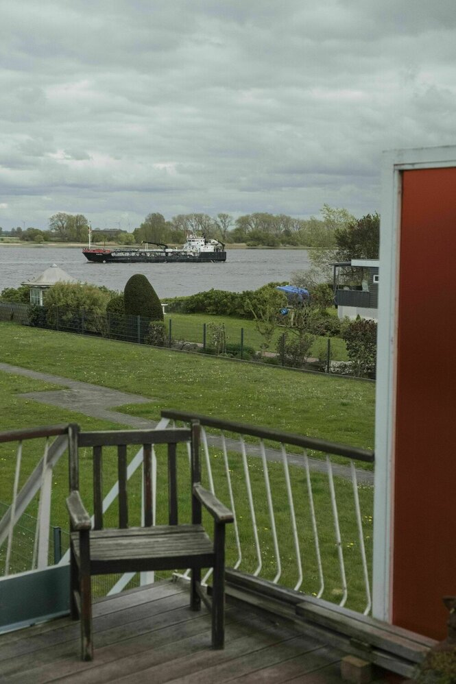 Blick von einem Balkon auf ein Schiff auf der Weser