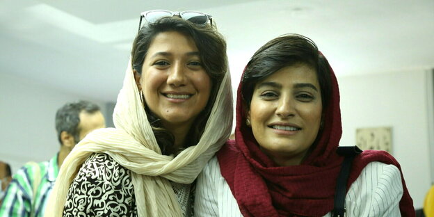 Ein Foto der beiden Journalistinnen mit lockerem Kopftuch und lächelnd