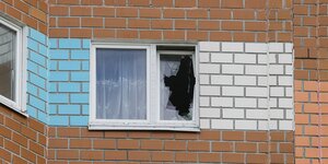 eine zerbrochene Fensterscheibe in einem Wohnhaus