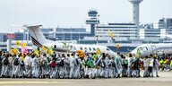 Aktivisten verschiedener Umweltvereine führen die Protestaktion «SOS für das Klima» auf dem Flughafengelände vom Flughafen Schiphol durch