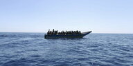 Ein Flüchtlingsboot auf dem Meer