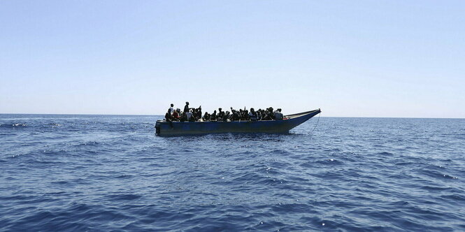 Ein Flüchtlingsboot auf dem Meer