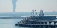 Rauchwolen hinter der Krim-Brücke