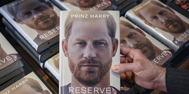 Die Biografie von Prinz Harry liegt im Kulturkaufhaus Dussmann auf einem großen Stapel zum Verkauf bereit.
