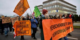 Demonstration am BER gegen das geplante Abschiebezentrum